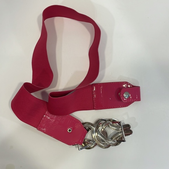 Pink 1 1/2” elastic belt with silver buckle - Picture 4 of 4